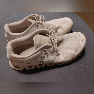 On Running Cloud 5 Womens US 9 Athletic Shoes White Mesh Low Top Lace Up Sneaker